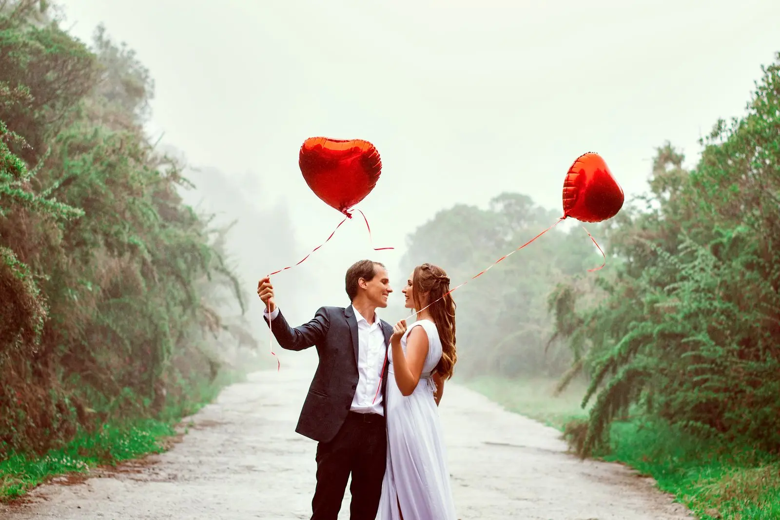 Brautpaar lässt Luftballons zur Hochzeit in den Himmel steigen
