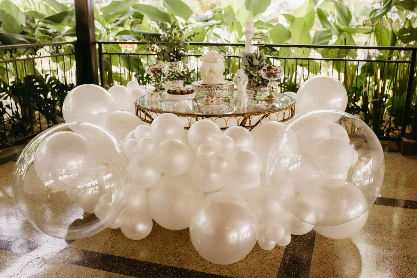 Luftballons zur Hochzeit als bunte Deko im Garten bei der Feier