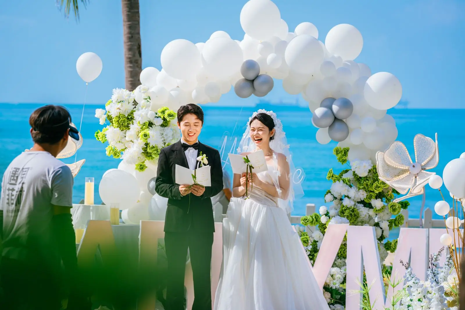 Luftballons zur Hochzeit als Dekoration am Traubogen